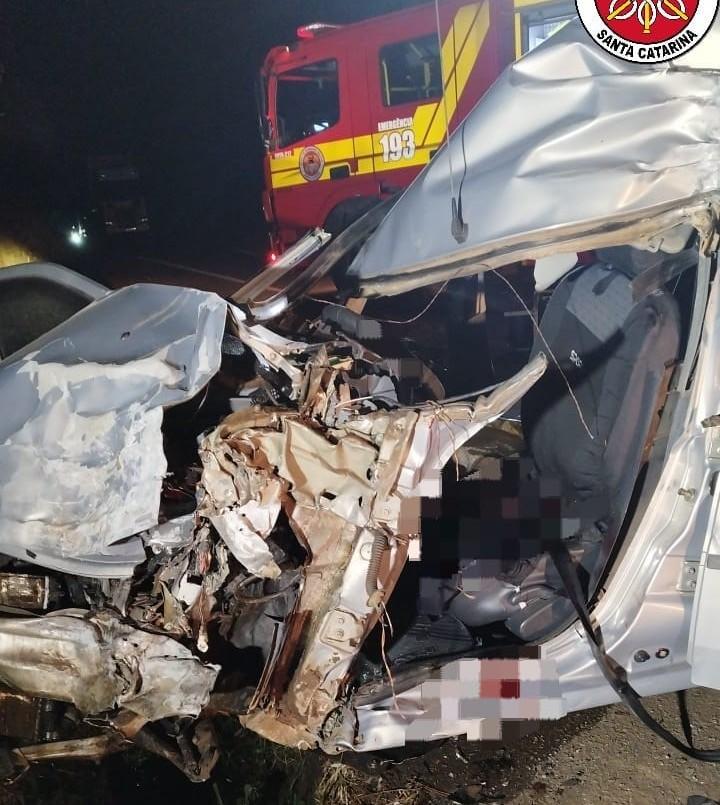 Colisão frontal entre carro e caminhão deixa um morto na BR-282, em Campos Novos