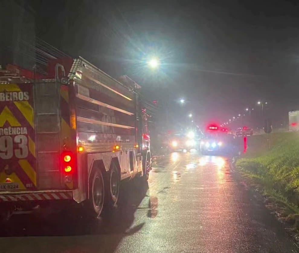 Duas jovens morrem após caminhonete sair da pista e atingir poste na BR-101, em Barra Velha
