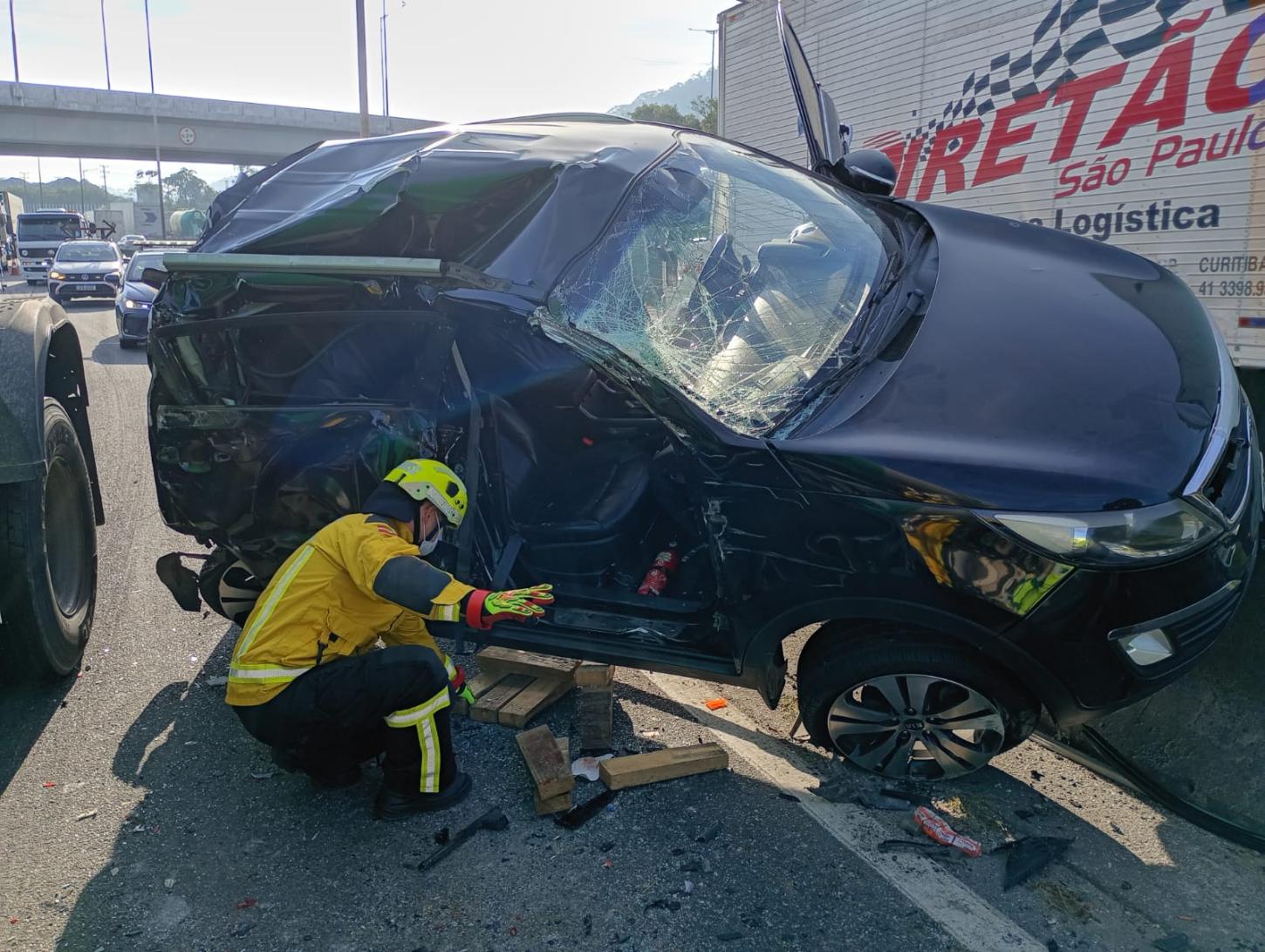 Engavetamento envolvendo quatro veículos deixa feridos graves na BR-101 em Penha