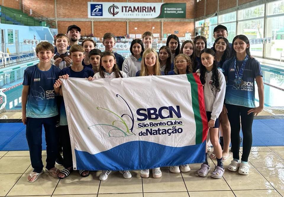 Equipe Mirim e Petiz de Natação de São Bento do Sul conquista 24 medalhas  em Itajaí
