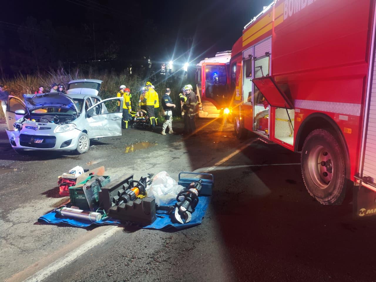 Grave acidente entre carro e caminhões deixa dois feridos na BR-280 em Araquari