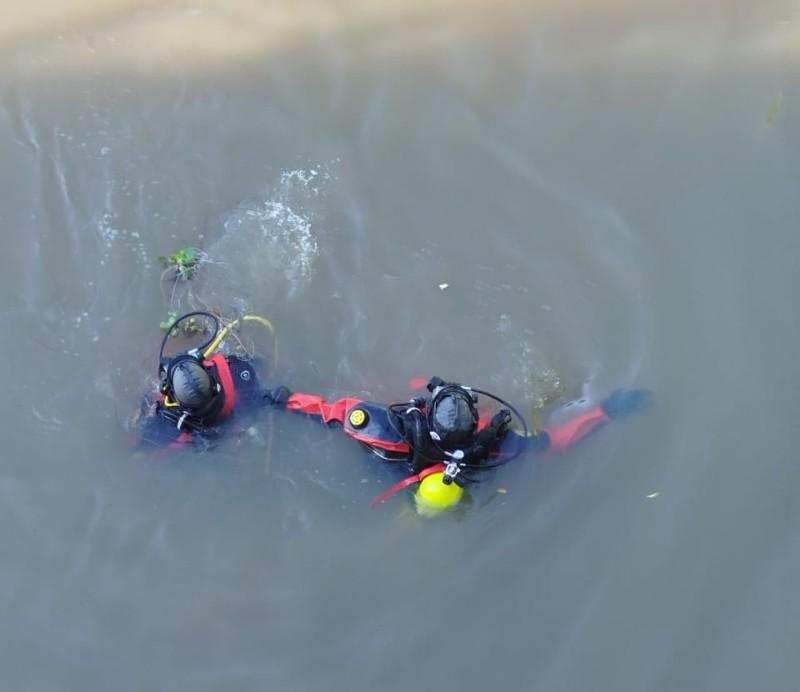 Homem desaparece após entrar no rio para salvar mulher em Itajaí