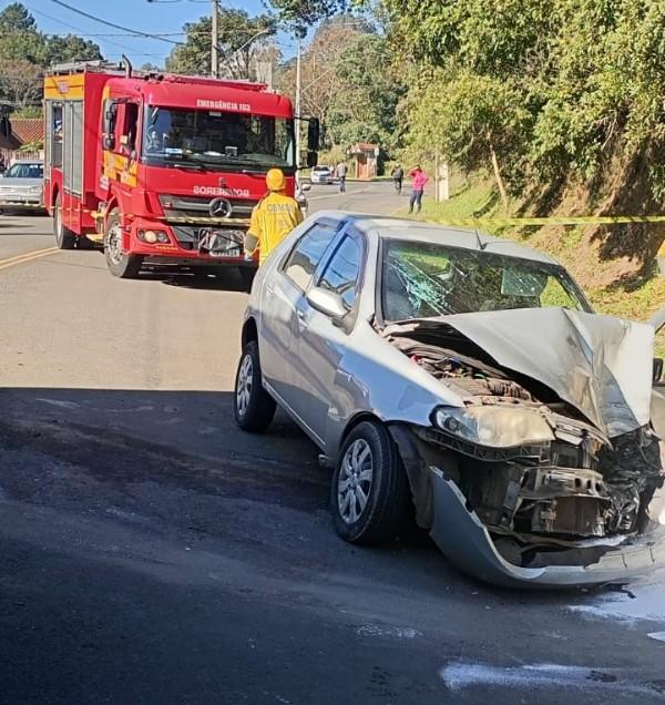 Homem morre e mulher fica gravemente ferida em colisão entre carro e caminhão em Porto União