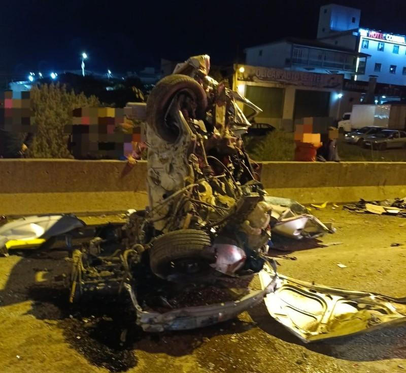 Homem sobrevive após carro ser destruído em colisão com carreta na BR-116, em Correia Pinto
