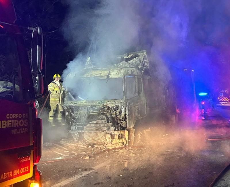 Incêndio destrói carreta carregada com carne na BR-376 em Guaratuba