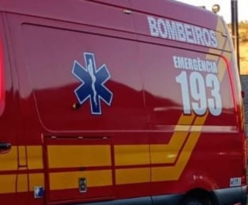 Motociclista fica ferida após atingir fio de internet no bairro Centenário