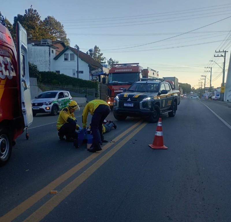 Motociclista fica ferida após colisão com carro na BR-280, em Rio Negrinho