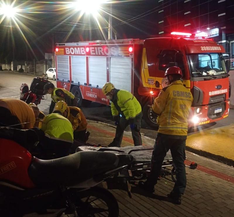 Motociclista fica ferido após colisão com carro no Centro de Rio Negrinho