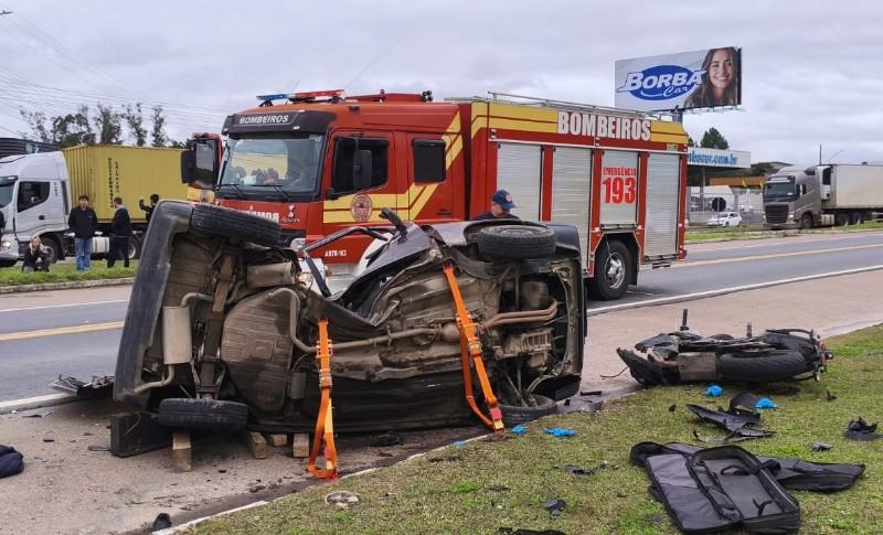 Motociclista fica gravemente ferido após violenta colisão com carro na BR-470, em Rio do Sul