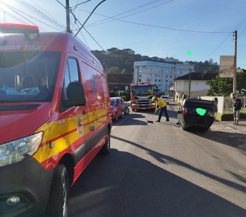 Motorista capota veículo e é encaminhada à UPA após acidente em São Bento do Sul