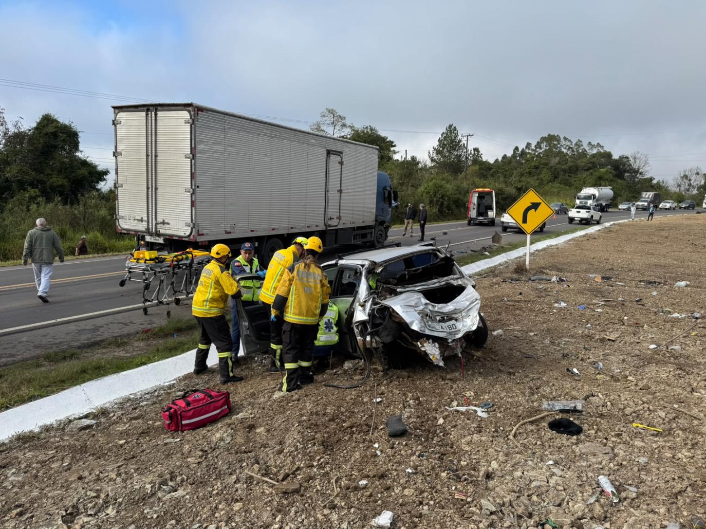 Motorista fica preso às ferragens após colisão entre carro e caminhão na BR-280, em Canoinhas
