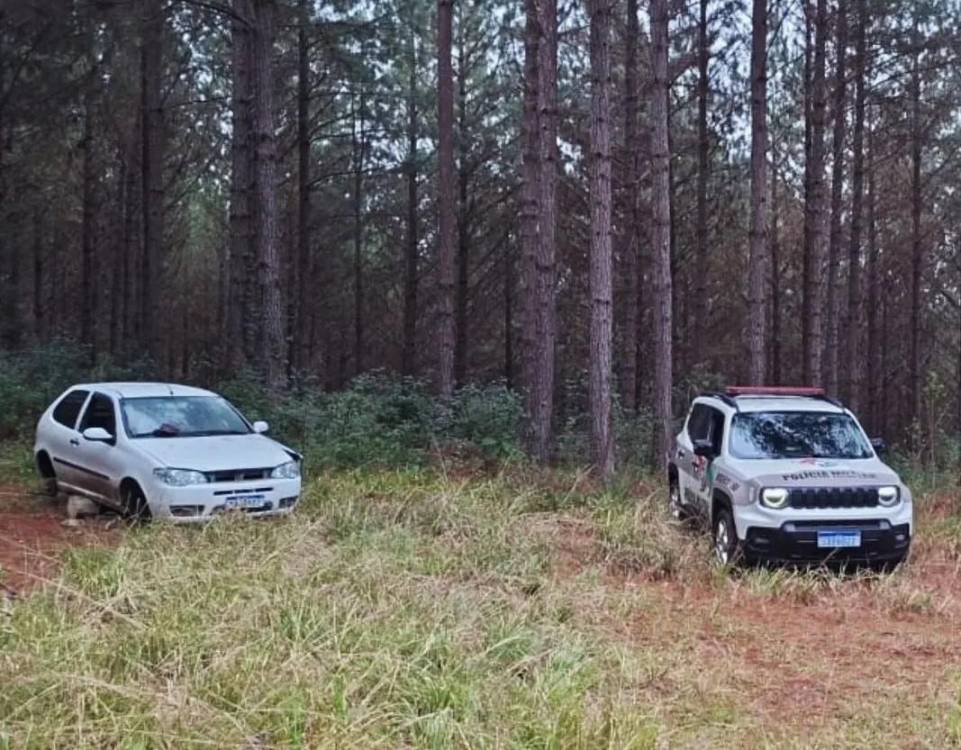 Polícia Militar recupera veículo furtado em área de mata em Rio Negrinho