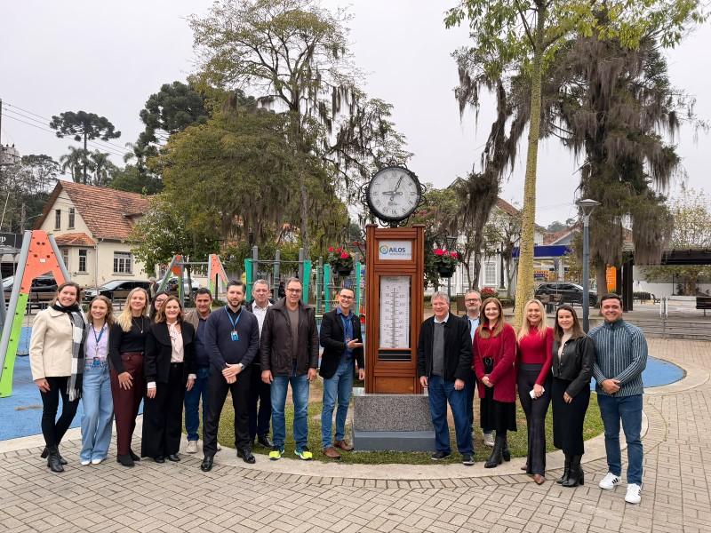 Praça Jardim dos Imigrantes recebe  relógio monumental 