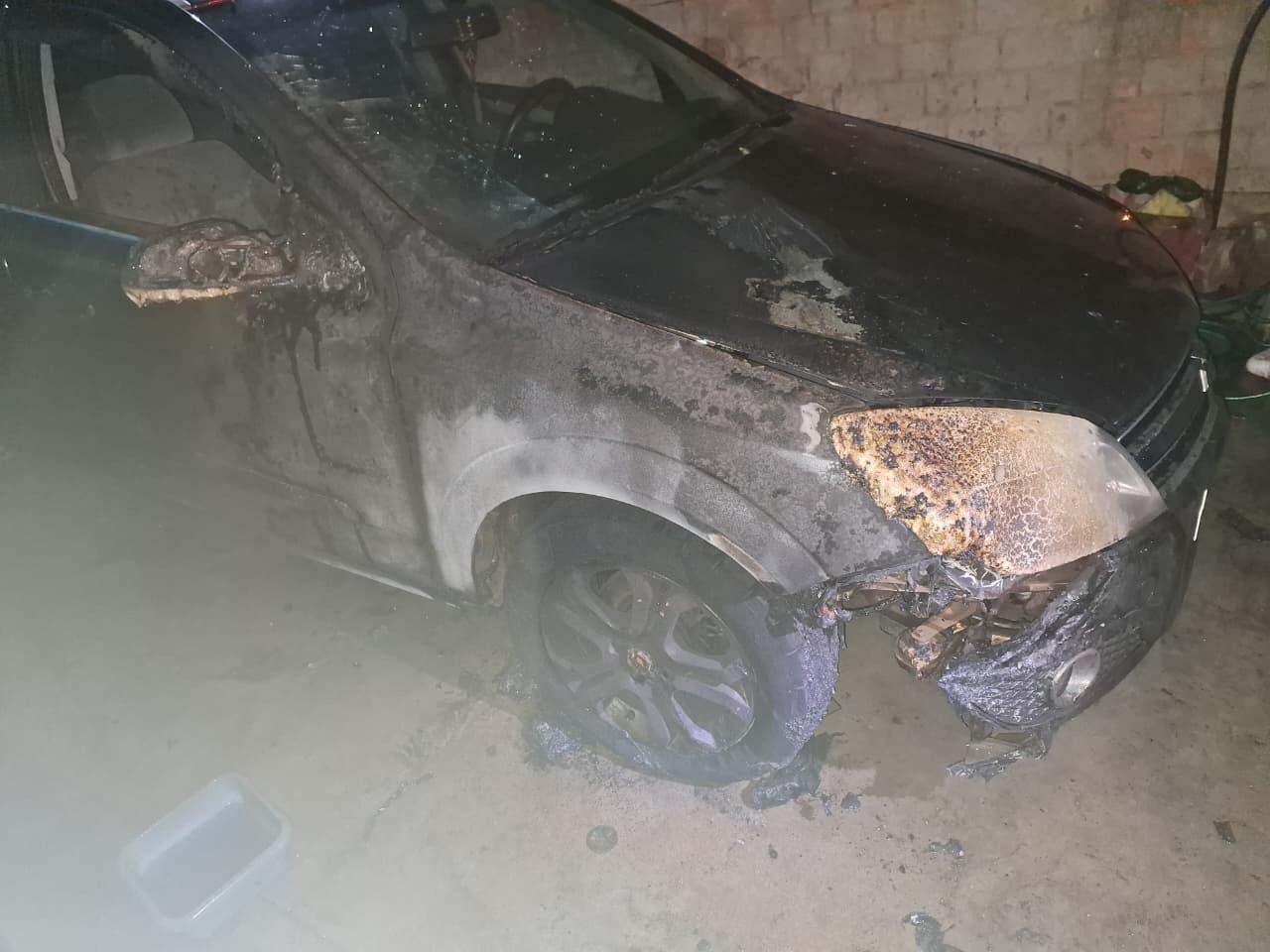 Princípio de incêndio atinge veículo em residência de Campo Alegre