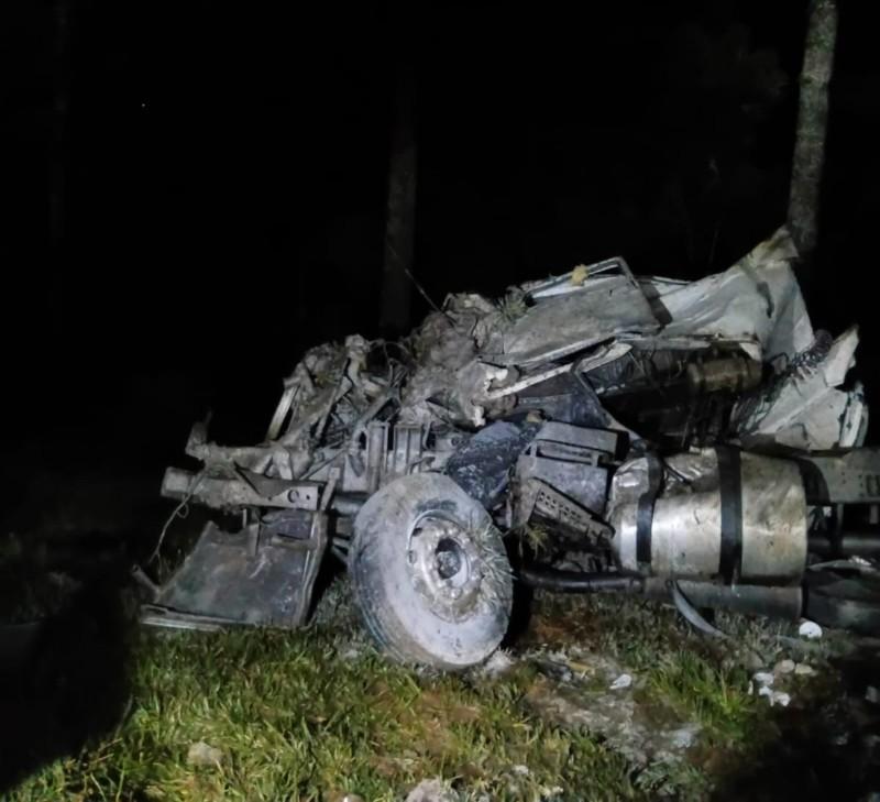 Caminhoneiro morre após carreta despencar em ribanceira no Oeste catarinense