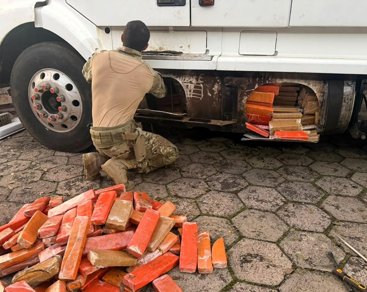 Cão farejador da PRF descobre 581 quilos de maconha escondidos em tanque secreto em SC