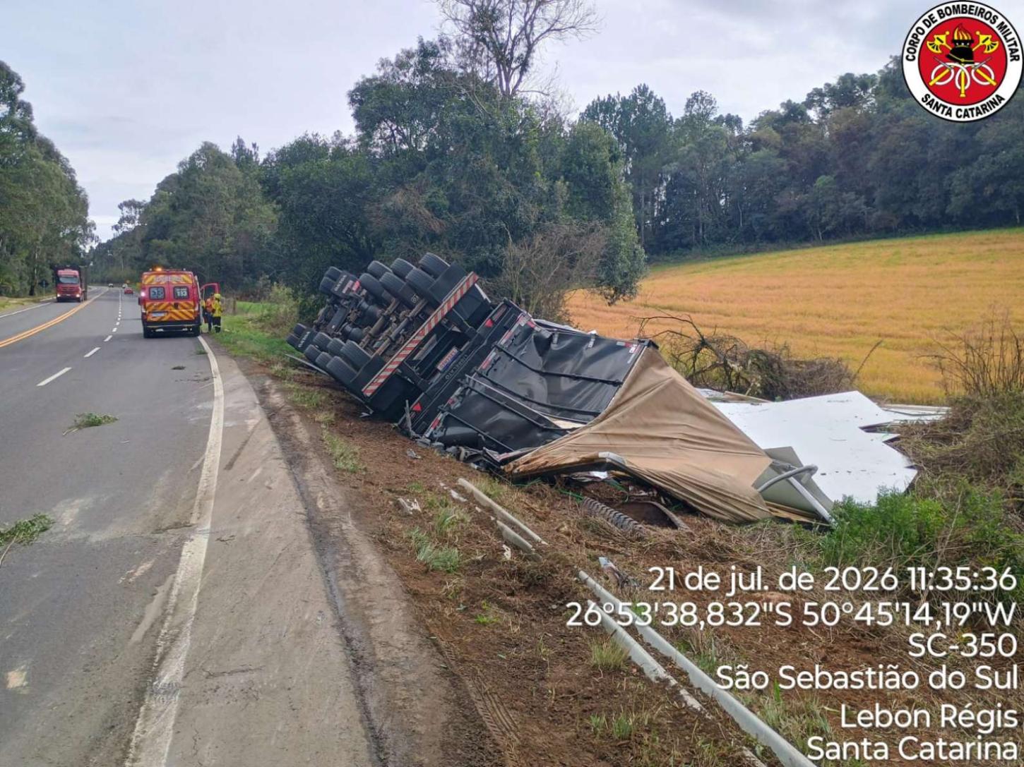 Carreta carregada com MDF tomba na SC-350 e motorista fica ferido em Lebon Régis