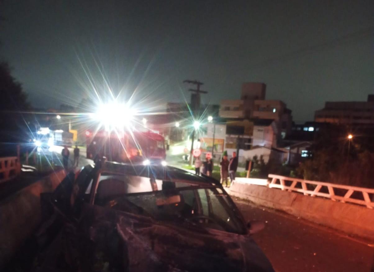 Colisão entre carreta e Fiat Uno deixa mulher ferida na BR-280, em Rio Negrinho