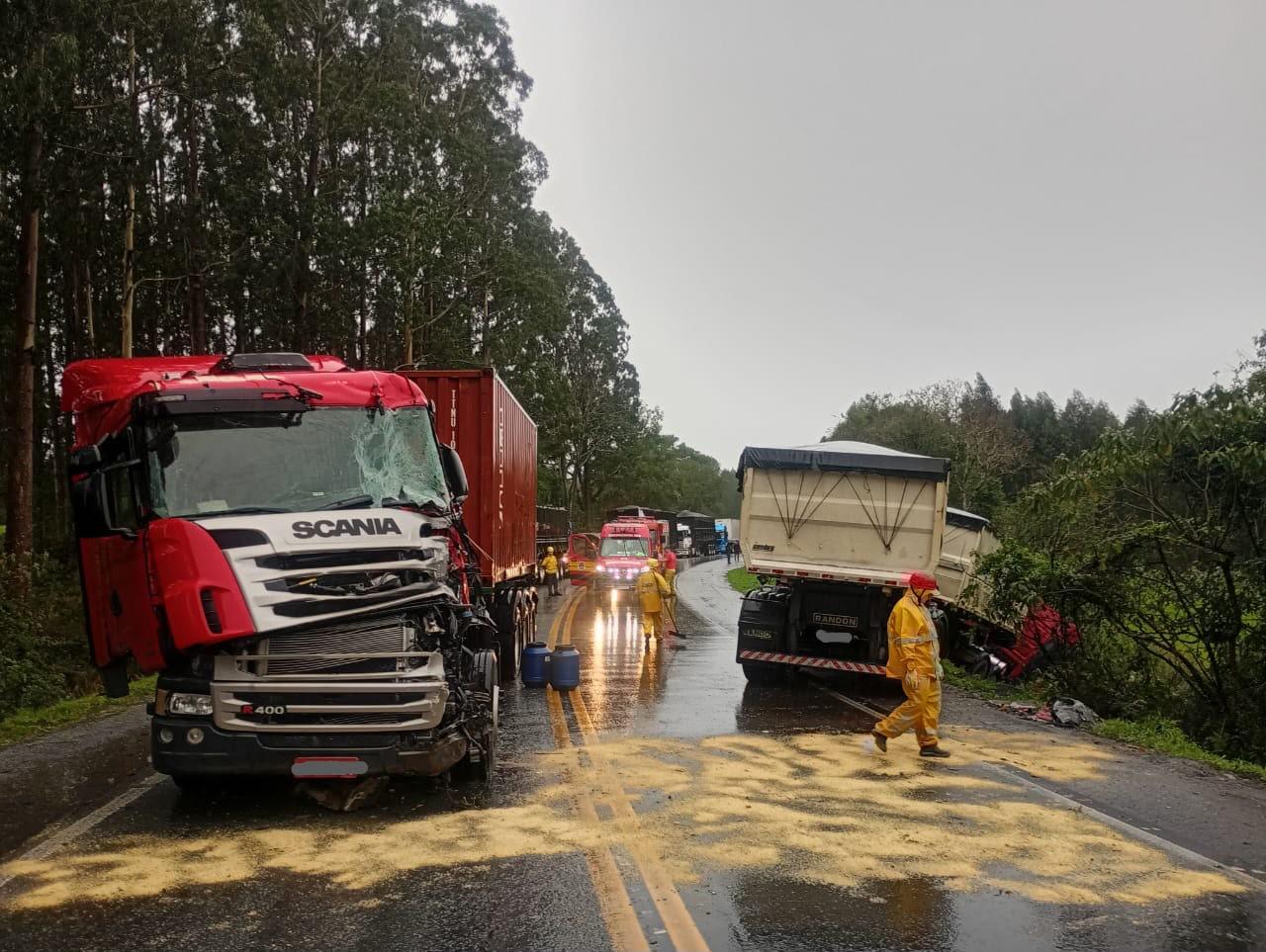 Colisão entre dois caminhões deixa motoristas feridos na BR-280, em Mafra