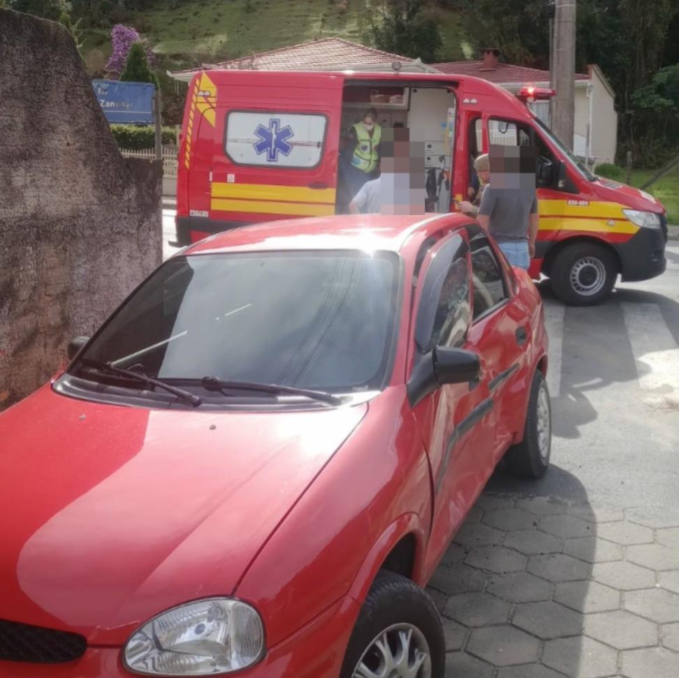 Colisão entre dois carros deixa dois feridos na Rua Augusto Wunderwald, em São Bento do Sul