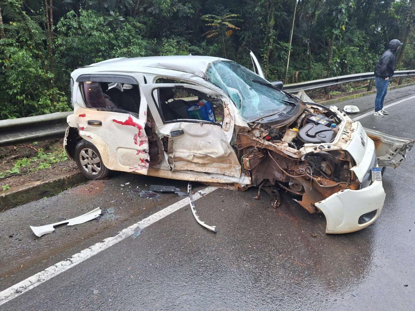 Colisão entre dois carros e uma carreta deixa duas pessoas feridas na SC-418, em Campo Alegre