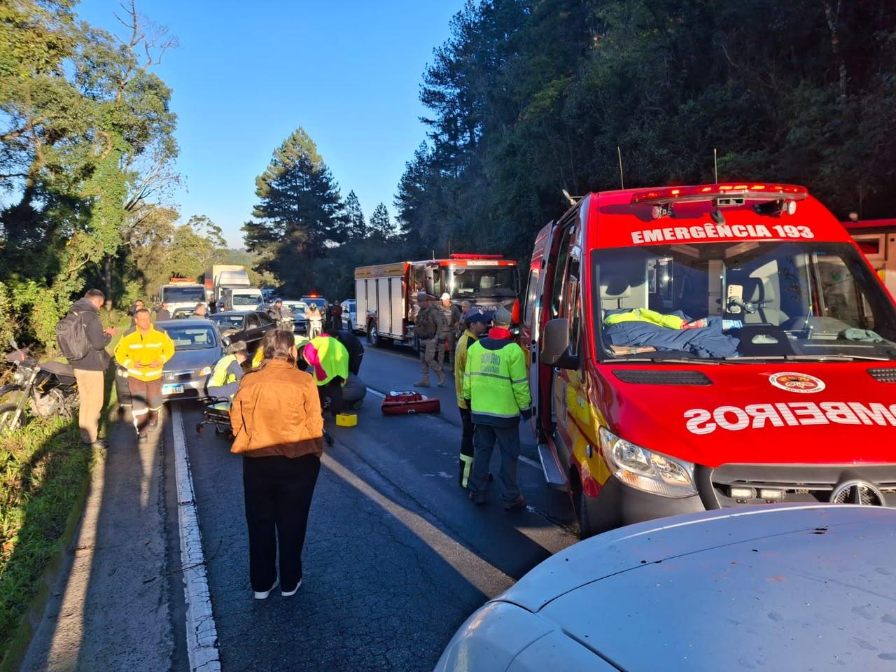 Colisão entre quatro carros e uma motocicleta termina com pedestre atropelada na SC-418, em São Bento do Sul