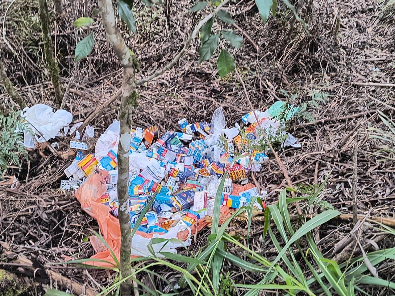 Descarte irregular de medicamentos no Bairro Cruzeiro 