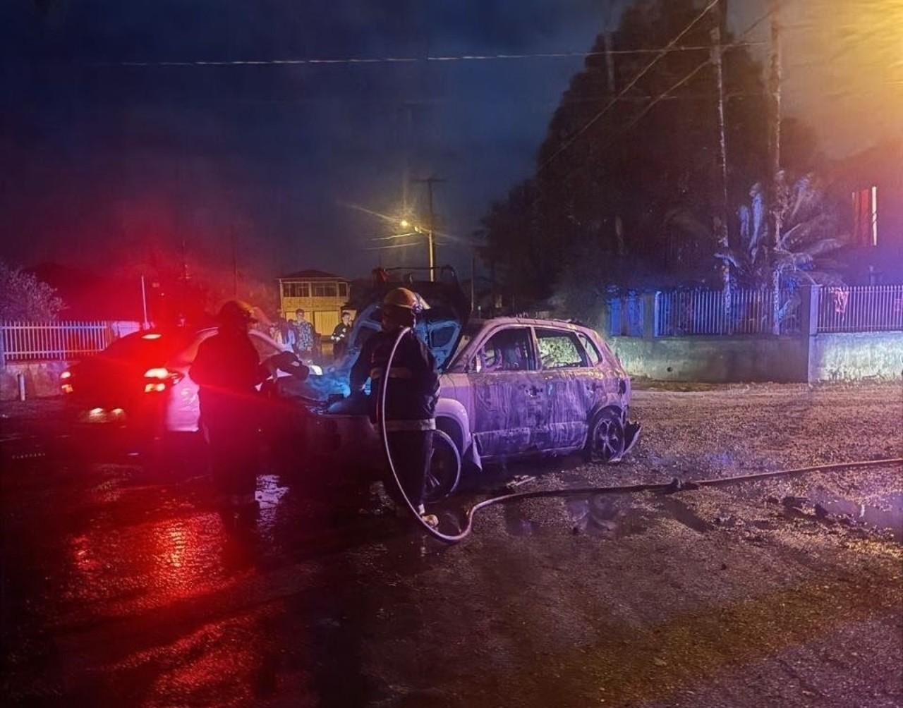 Execução em Joinville termina com homem morto, carro incendiado e trio preso com fuzil e espingarda