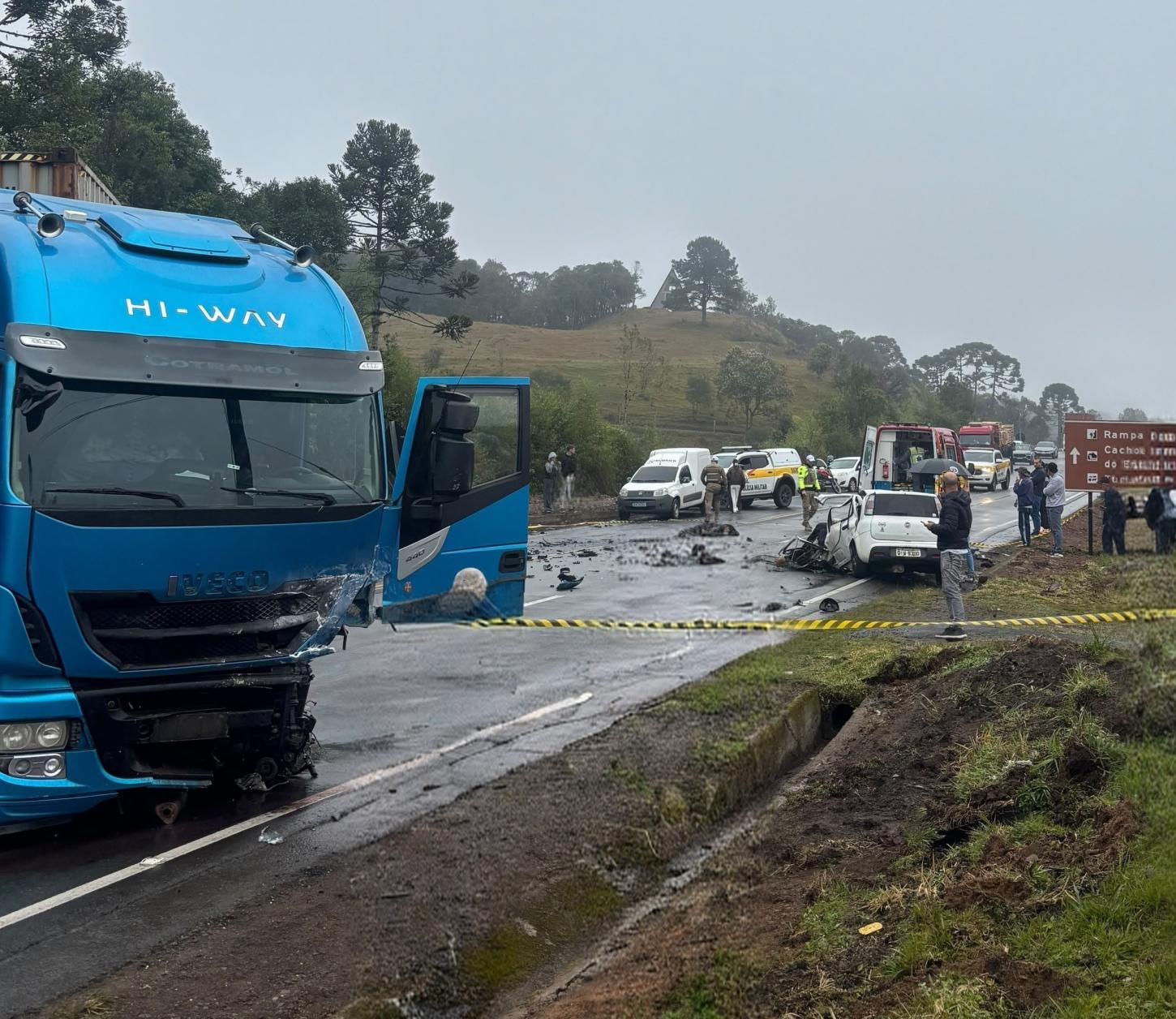 Grave acidente entre caminhão e carro deixa dois mortos e interdita a Serra Dona Francisca, na SC-418