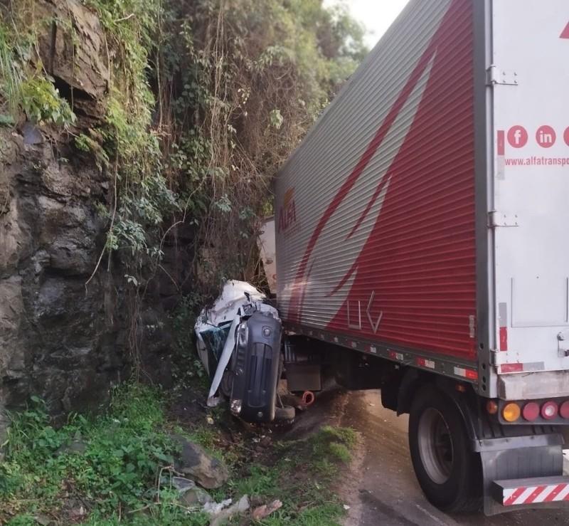 Grave acidente entre dois caminhões e dois automóveis deixa motorista preso às ferragens na BR-470 em Rio do Sul