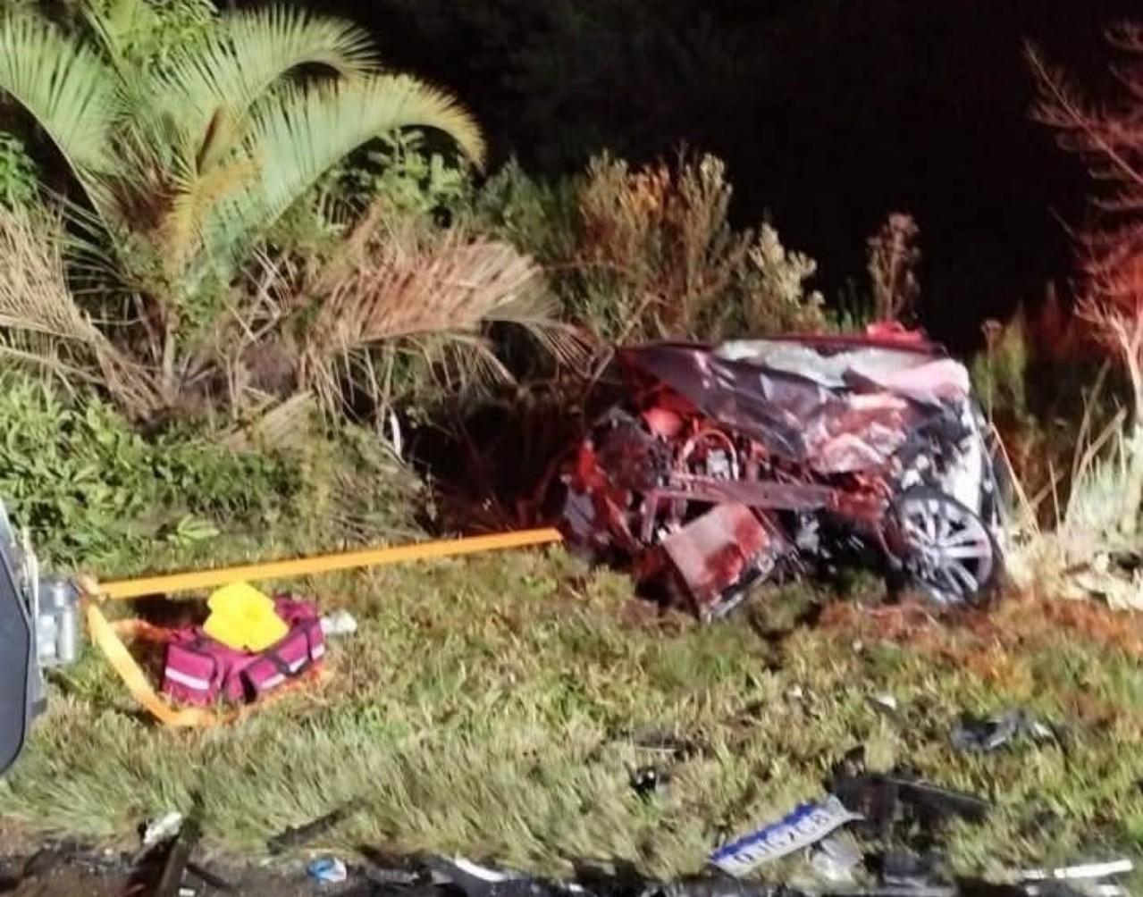 Grave colisão entre dois carros e carreta deixa cinco feridos na BR-282 em Campos Novos
