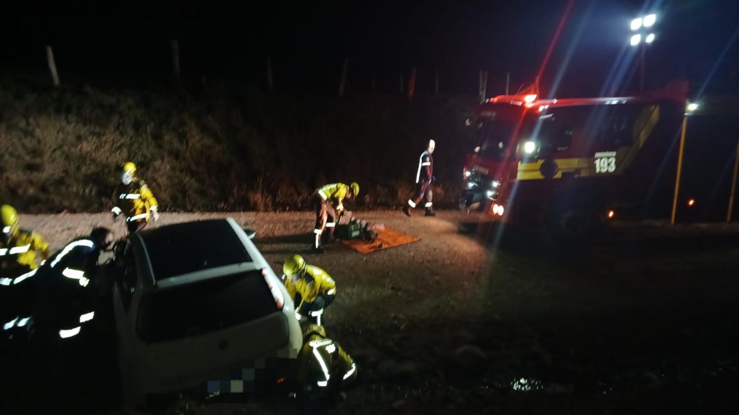 Idoso de 80 anos morre preso às ferragens após grave acidente em Rio do Campo
