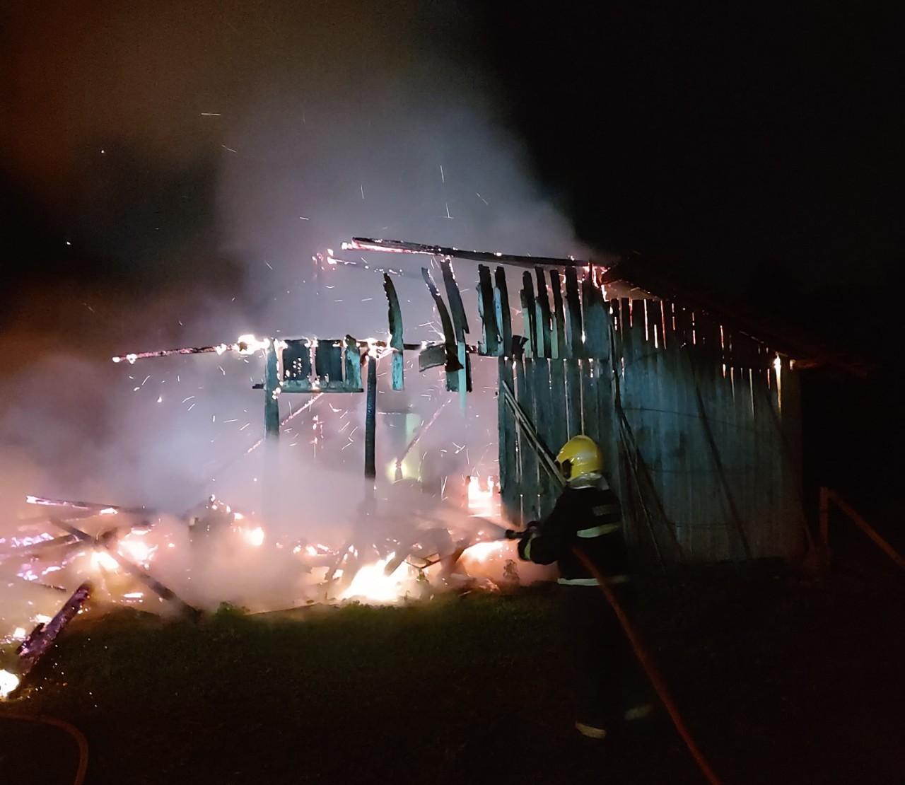 Incêndio destrói galpão com estufa de fumo no interior de Campo Alegre
