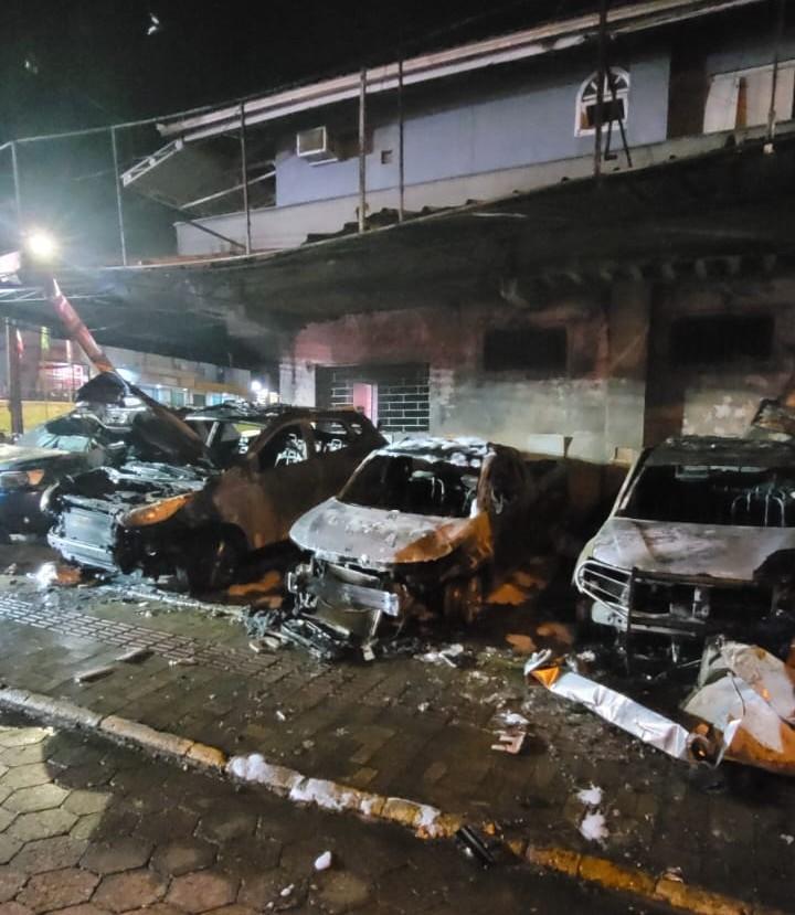 Incêndio destrói quatro viaturas da Segurança Pública de Araquari; suspeita é de ação criminosa