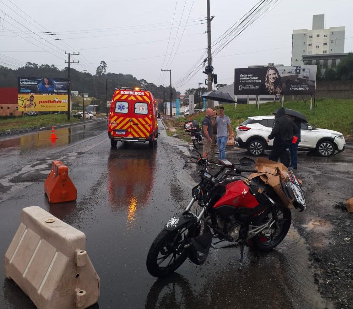 Jovem motociclista de 18 anos fica ferido após colisão com carro em São Bento do Sul