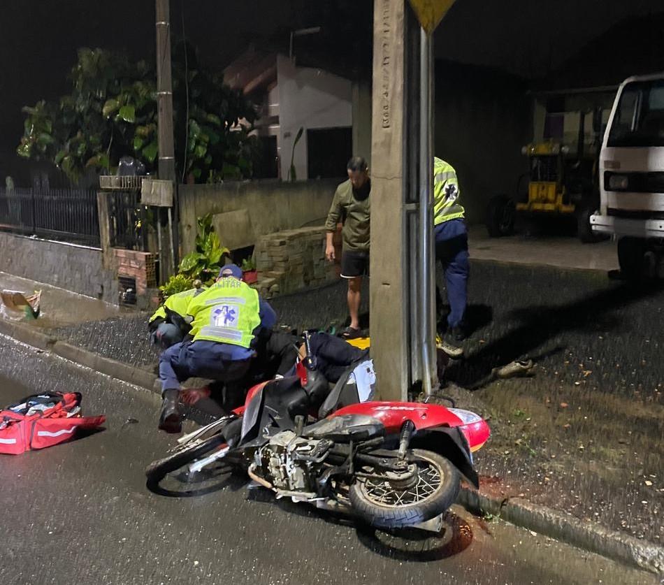 Motociclista fica em estado grave após colisão em poste em Taió 
