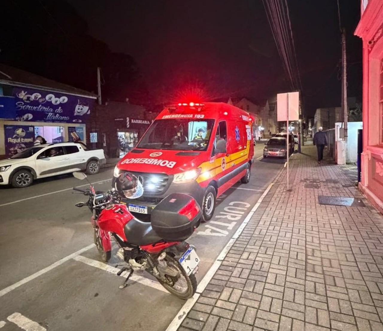 Motociclista fica ferida após colisão com carro no Centro de São Bento do Sul