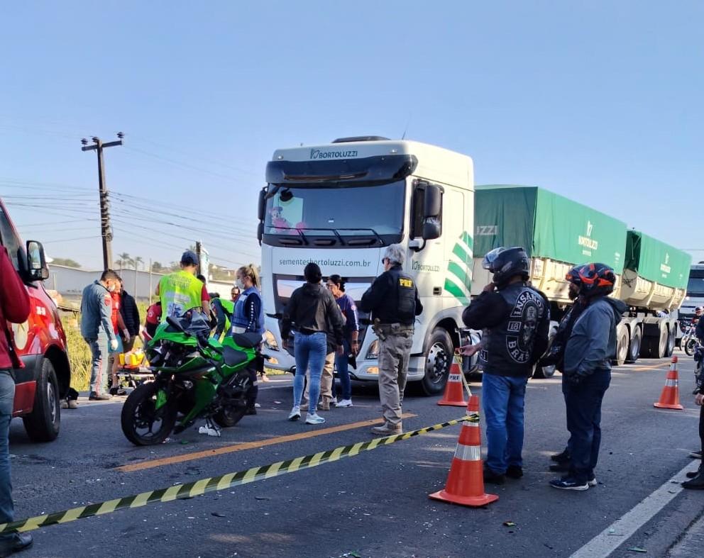 Motociclista fica ferido em colisão com carro na BR-280, em Araquari