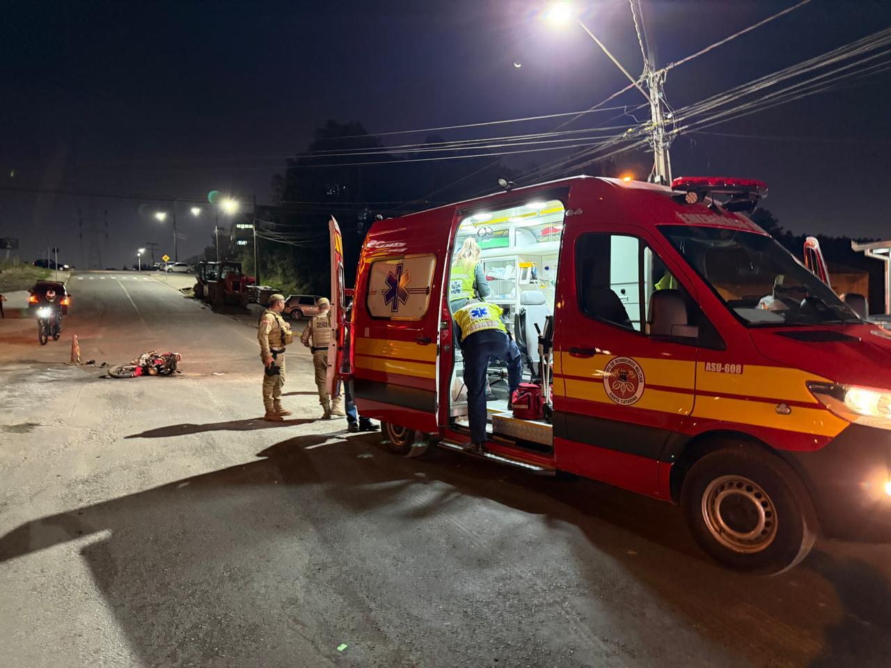 Motociclista sofre amputação de perna em grave acidente com caminhão em São Bento do Sul