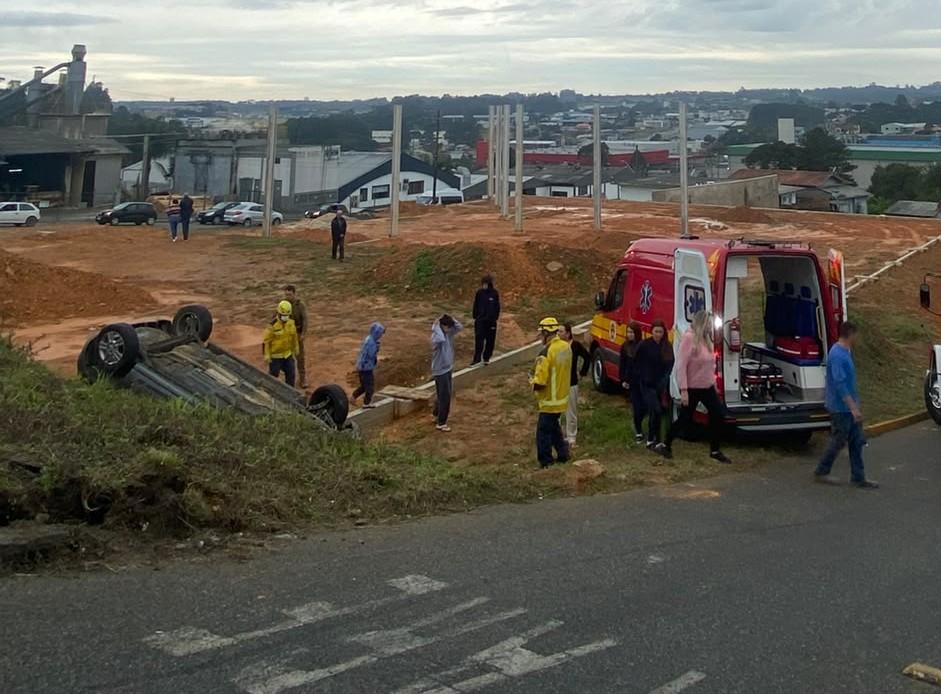 Motorista fica ferida após capotamento em Rio Negrinho