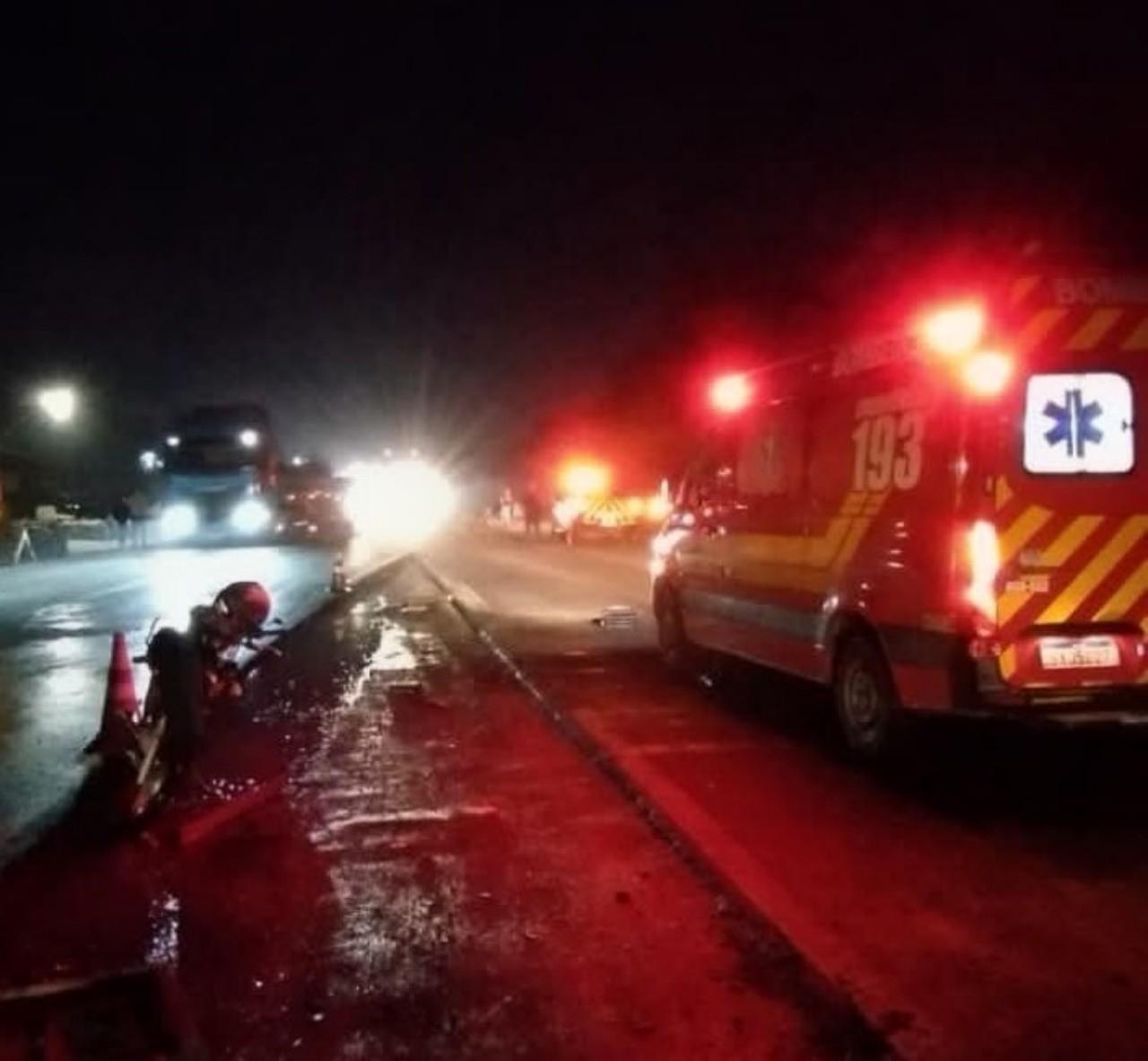 Motorista foge após atropelar motociclista na BR-280; jovem sofre múltiplas fraturas em Araquari