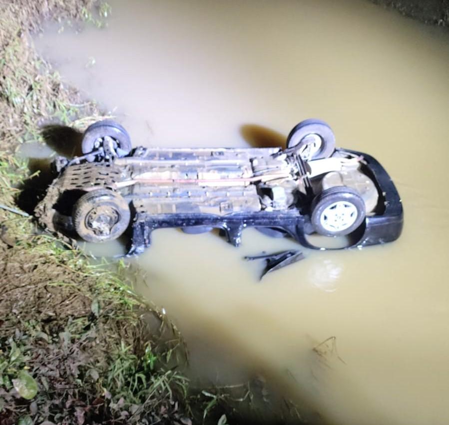 Motorista morre após carro capotar e ficar parcialmente submerso em rio em Agronômica