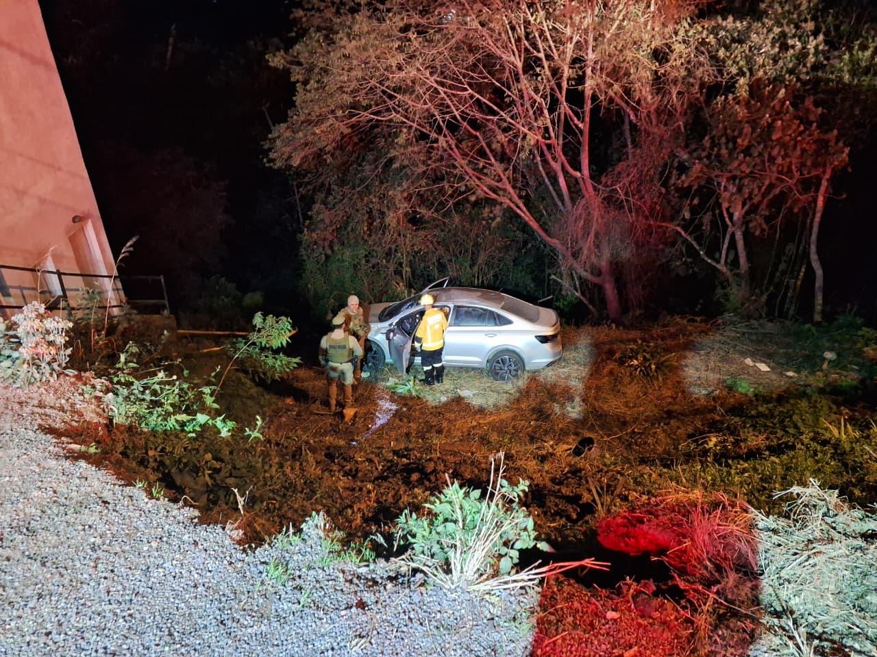 Motorista perde controle do carro e cai em grota em São Bento do Sul