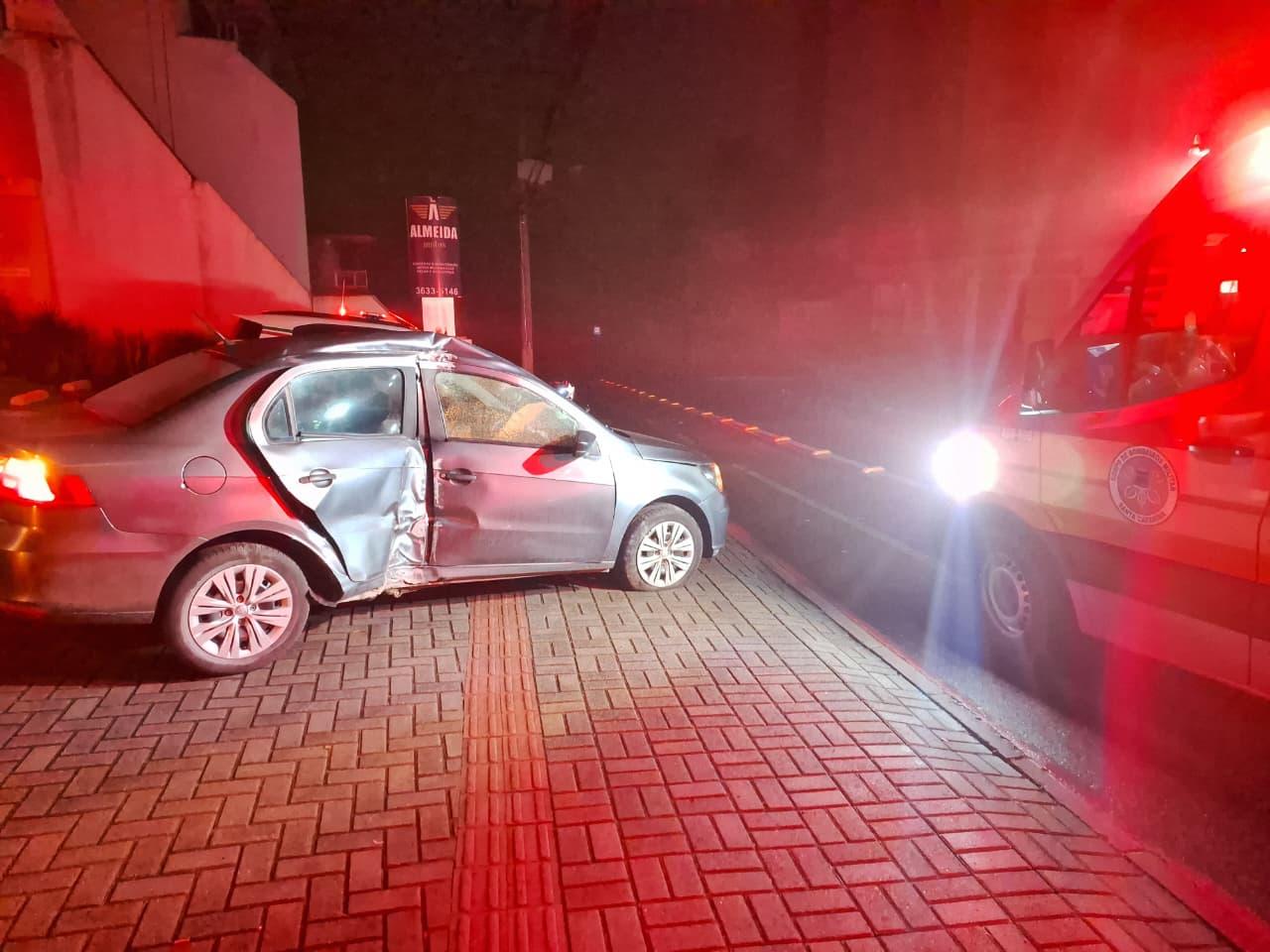 Motorista perde controle e bate carro contra poste no bairro Progresso, em São Bento do Sul