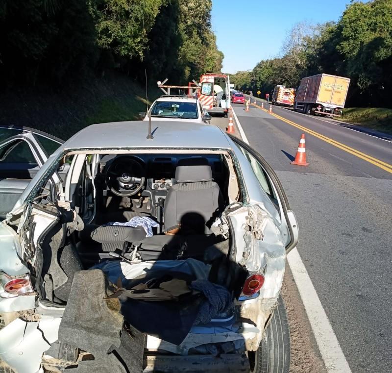 Mulher fica gravemente ferida após colisão entre carro e caminhão na BR-116, em Papanduva
