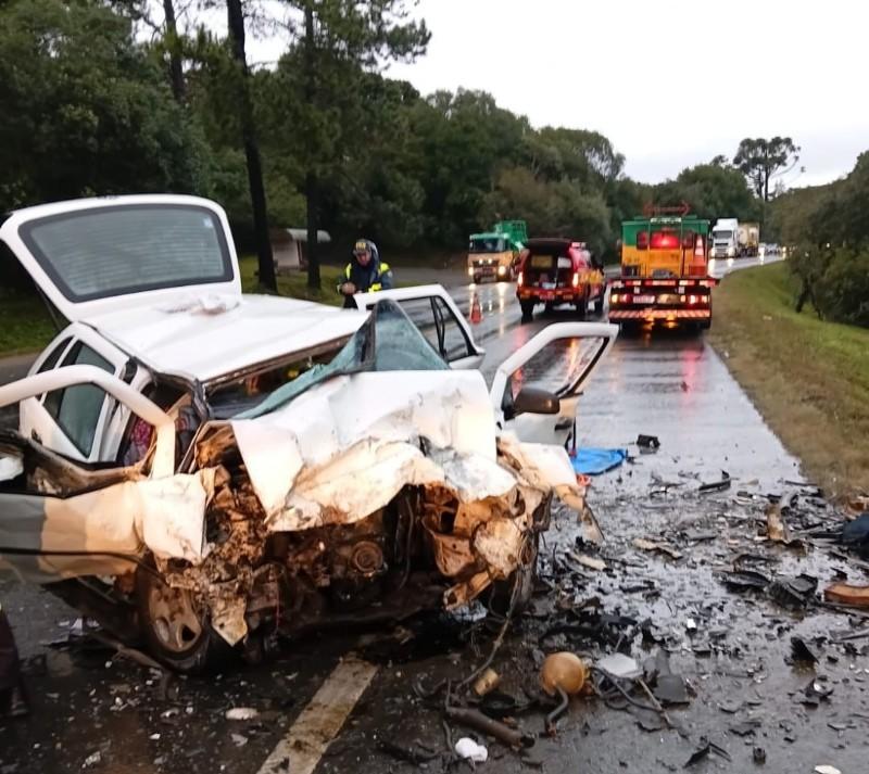 Mulher morre em colisão frontal entre carros na BR-116, em Ponte Alta