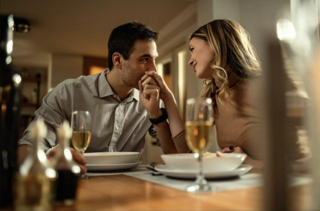 O corpo fala: 4 sinais da linguagem corporal que podem indicar interesse durante uma conversa