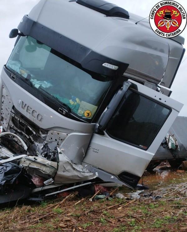 Tragédia na BR-470: colisão frontal parte carro ao meio e deixa cinco mortos em Campos Novos