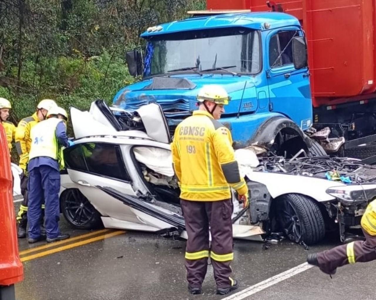 Tragédia na SC-418: violenta colisão entre caminhão e BMW deixa um morto  em São Bento do Sul
