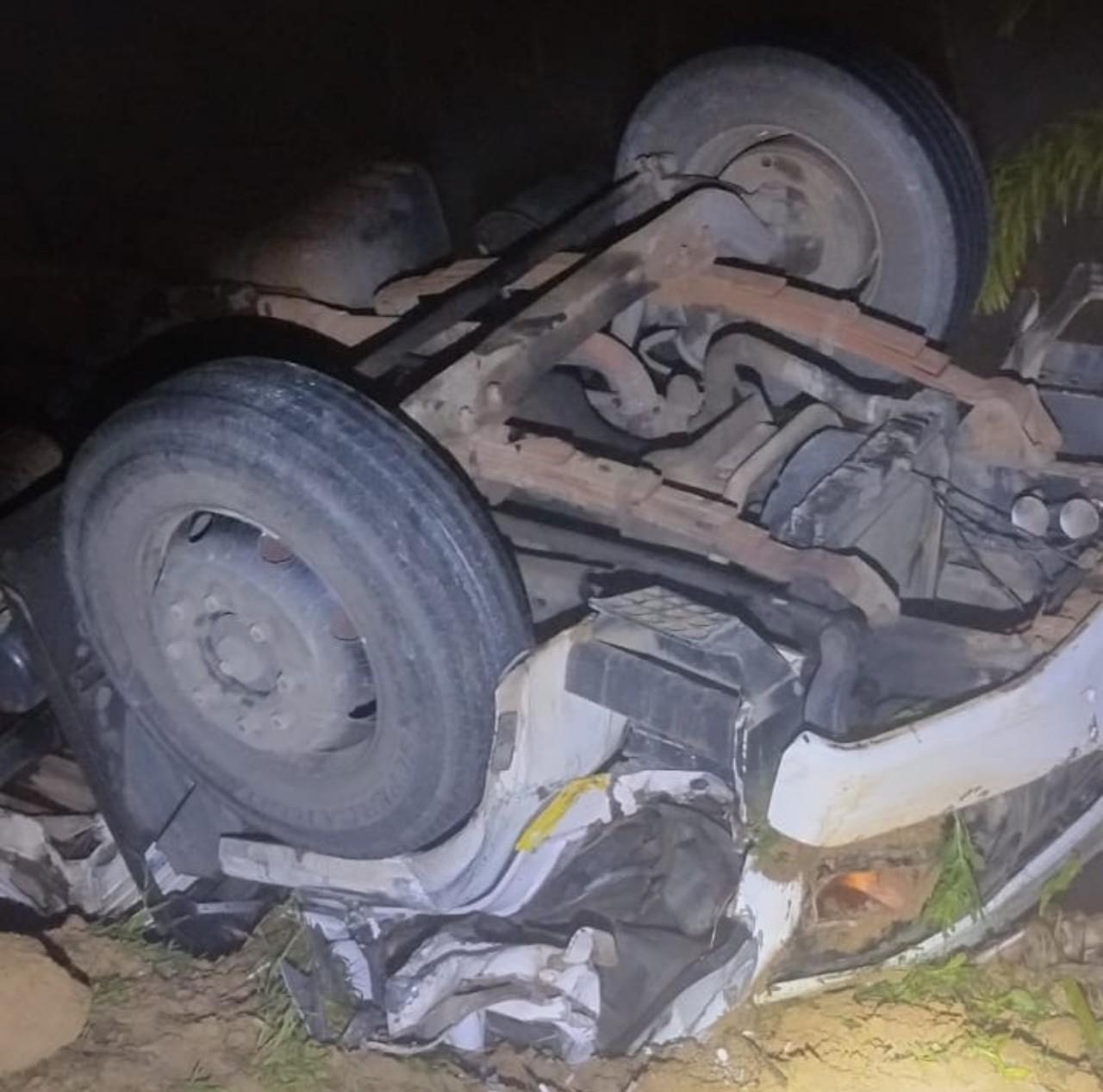 Caminhão baú capota na BR-280 e deixa motorista preso às ferragens na Serra de Corupá 